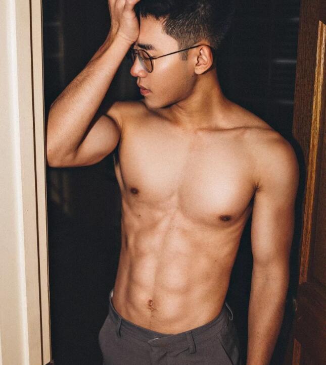 肌肉男模被21岁男孩玩弄鼓掌之间？ - 51虹马