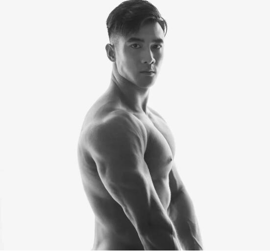 肌肉男模被21岁男孩玩弄鼓掌之间？ - 51虹马