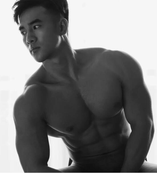 肌肉男模被21岁男孩玩弄鼓掌之间？ - 51虹马