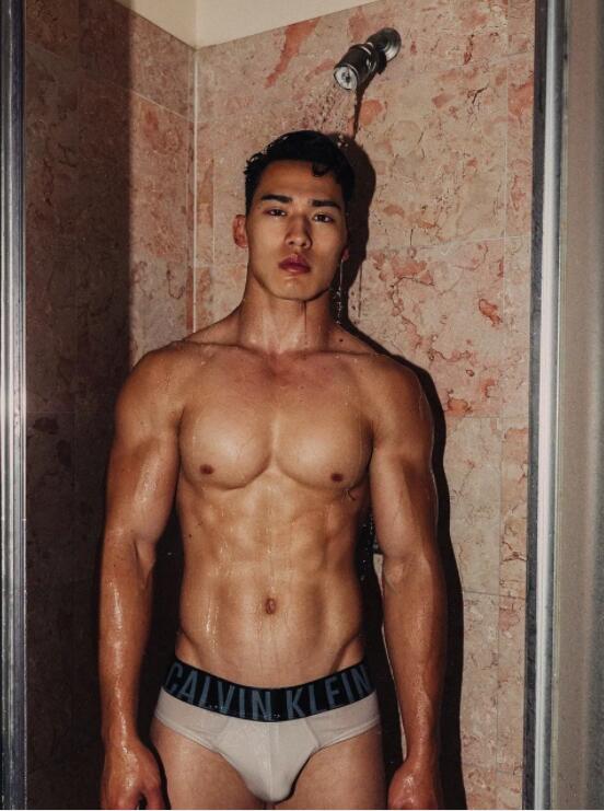 肌肉男模被21岁男孩玩弄鼓掌之间？ - 51虹马