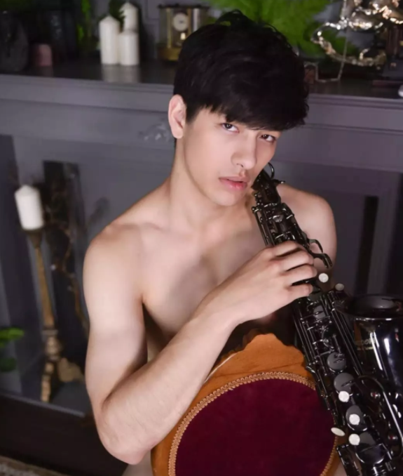 男模的入行故事】和舍友裸睡四年，直到把我睡进了这个大染缸圈子-51虹马