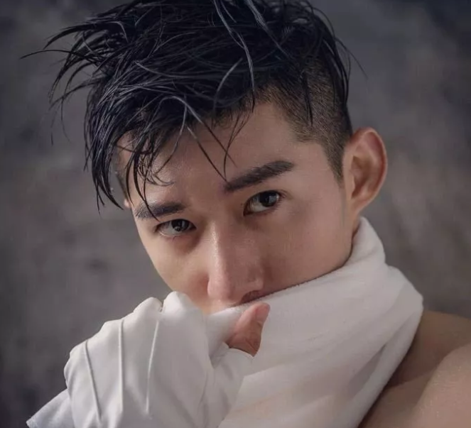 看点∣190正装体育生男模,腱子肉大长腿,终于在谢梓秋镜头前“月兑”了! - 51虹马 看点∣190正装体育生男模,腱子肉大长腿,终于在谢梓秋镜头前“月兑”了! - 51虹马