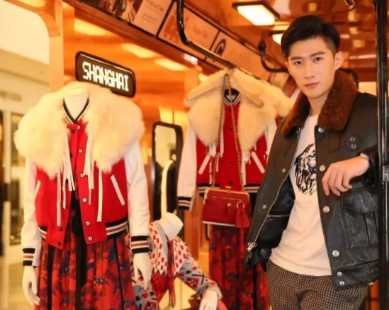 看点∣190正装体育生男模，腱子肉大长腿，终于在谢梓秋镜头前“月兑”了！ - 51虹马