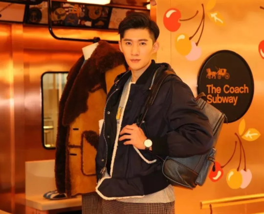 看点∣190正装体育生男模,腱子肉大长腿,终于在谢梓秋镜头前“月兑”了! - 51虹马 看点∣190正装体育生男模,腱子肉大长腿,终于在谢梓秋镜头前“月兑”了! - 51虹马