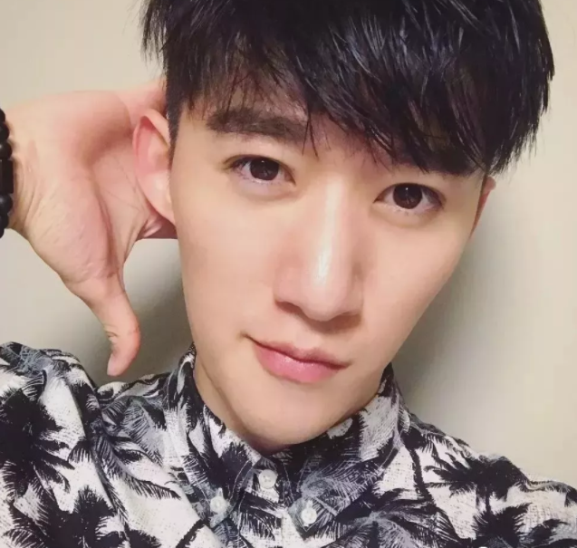 看点∣190正装体育生男模，腱子肉大长腿，终于在谢梓秋镜头前“月兑”了！ - 51虹马