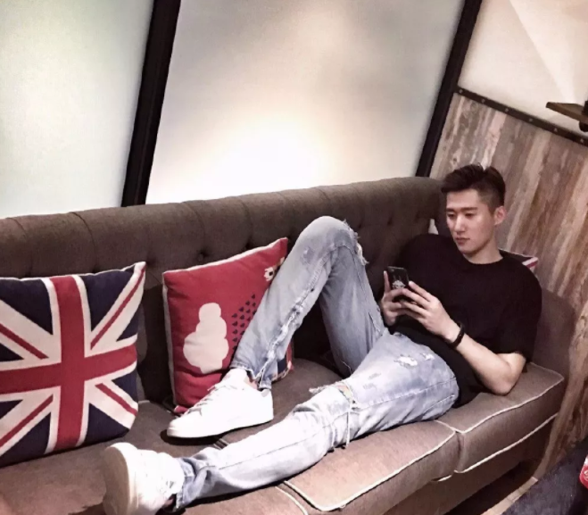 看点∣190正装体育生男模，腱子肉大长腿，终于在谢梓秋镜头前“月兑”了！ - 51虹马