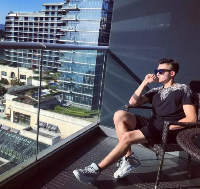 看点∣190正装体育生男模，腱子肉大长腿，终于在谢梓秋镜头前“月兑”了！ - 51虹马