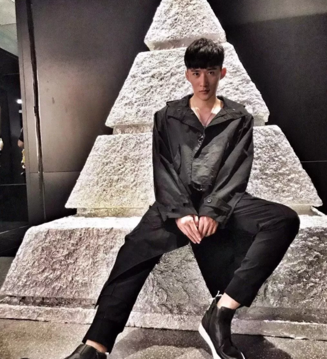 看点∣190正装体育生男模，腱子肉大长腿，终于在谢梓秋镜头前“月兑”了！ - 51虹马