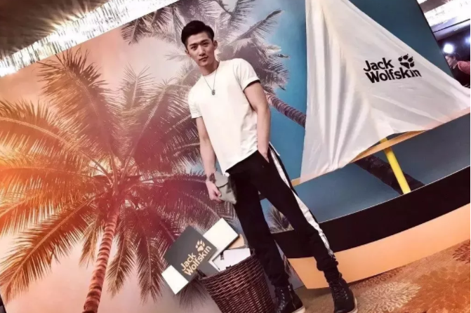 看点∣190正装体育生男模，腱子肉大长腿，终于在谢梓秋镜头前“月兑”了！ - 51虹马