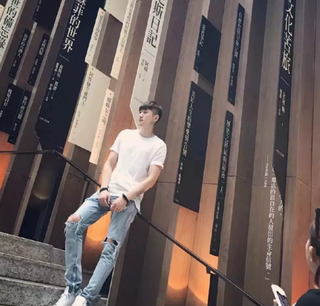 看点∣190正装体育生男模，腱子肉大长腿，终于在谢梓秋镜头前“月兑”了！ - 51虹马