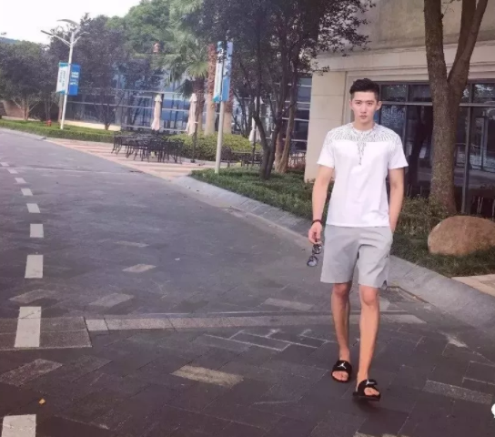 看点∣190正装体育生男模，腱子肉大长腿，终于在谢梓秋镜头前“月兑”了！ - 51虹马