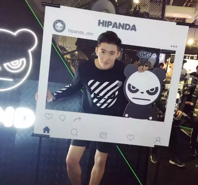 看点∣190正装体育生男模，腱子肉大长腿，终于在谢梓秋镜头前“月兑”了！ - 51虹马