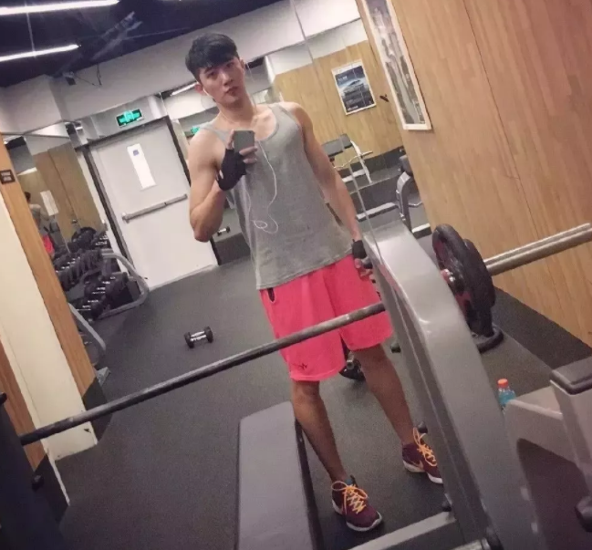 看点∣190正装体育生男模，腱子肉大长腿，终于在谢梓秋镜头前“月兑”了！ - 51虹马