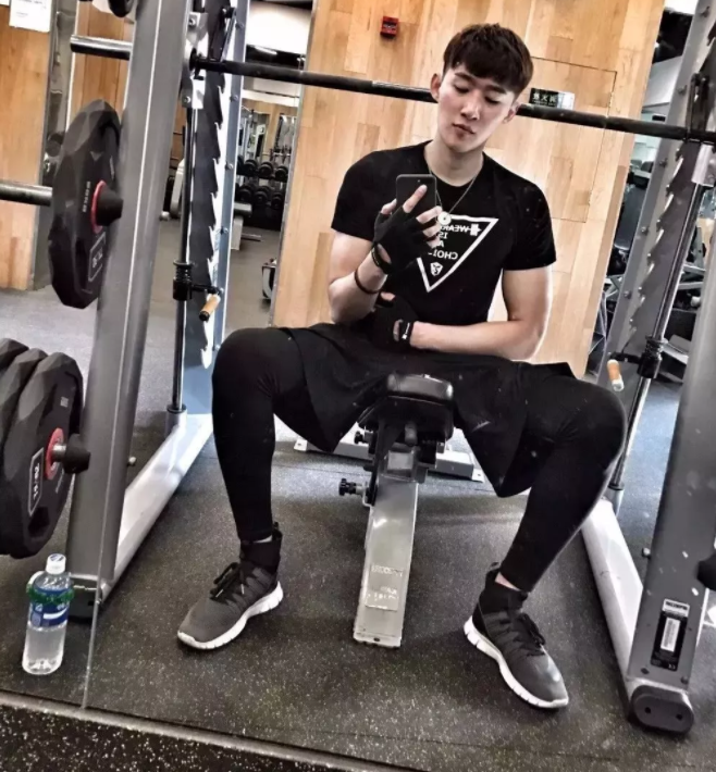 看点∣190正装体育生男模，腱子肉大长腿，终于在谢梓秋镜头前“月兑”了！ - 51虹马