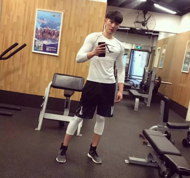 看点∣190正装体育生男模，腱子肉大长腿，终于在谢梓秋镜头前“月兑”了！ - 51虹马