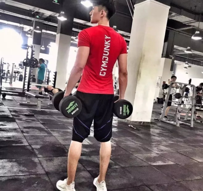 看点∣190正装体育生男模，腱子肉大长腿，终于在谢梓秋镜头前“月兑”了！ - 51虹马