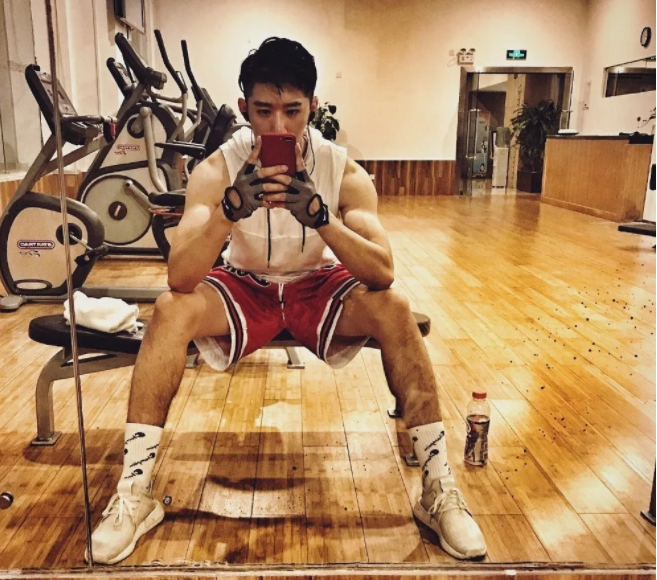 看点∣190正装体育生男模，腱子肉大长腿，终于在谢梓秋镜头前“月兑”了！ - 51虹马