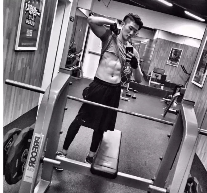 看点∣190正装体育生男模，腱子肉大长腿，终于在谢梓秋镜头前“月兑”了！ - 51虹马