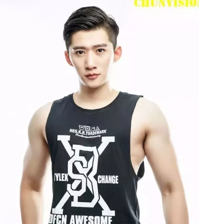 看点∣190正装体育生男模，腱子肉大长腿，终于在谢梓秋镜头前“月兑”了！ - 51虹马