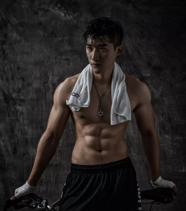 看点∣190正装体育生男模，腱子肉大长腿，终于在谢梓秋镜头前“月兑”了！ - 51虹马