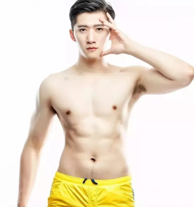 看点∣190正装体育生男模，腱子肉大长腿，终于在谢梓秋镜头前“月兑”了！ - 51虹马