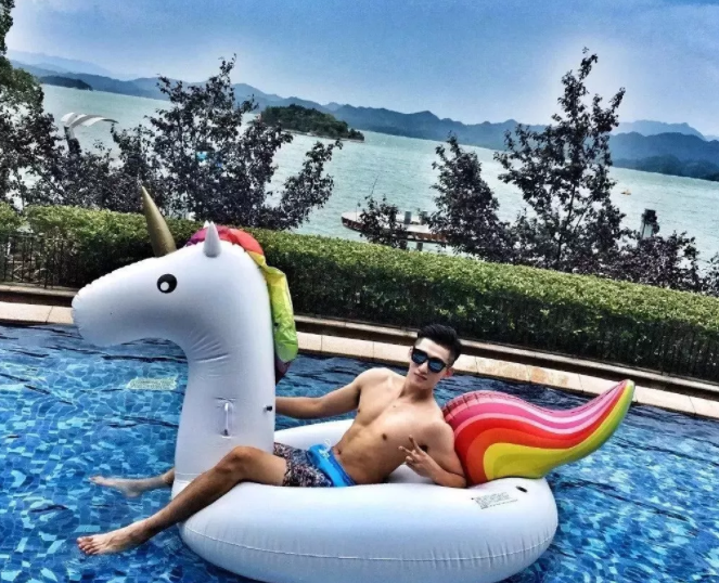 看点∣190正装体育生男模，腱子肉大长腿，终于在谢梓秋镜头前“月兑”了！ - 51虹马