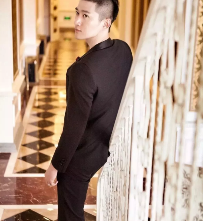 看点∣190正装体育生男模，腱子肉大长腿，终于在谢梓秋镜头前“月兑”了！ - 51虹马