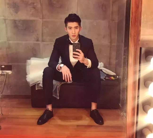 看点∣190正装体育生男模，腱子肉大长腿，终于在谢梓秋镜头前“月兑”了！ - 51虹马