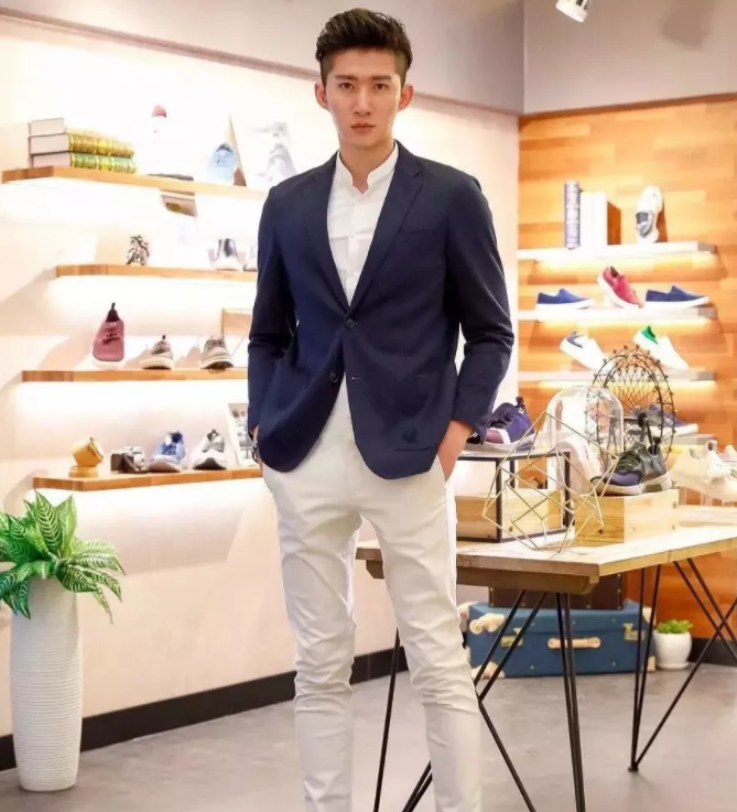 看点∣190正装体育生男模，腱子肉大长腿，终于在谢梓秋镜头前“月兑”了！ - 51虹马