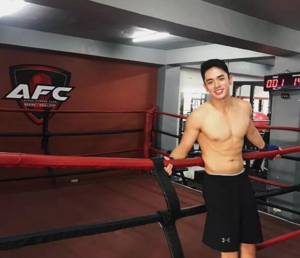 看点∣爆红网络的篮球筋肉小狼狗，笑容有毒肌肉力爆棚！ - 51虹马