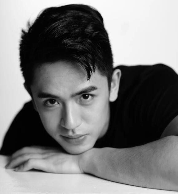 看点∣爆红网络的篮球筋肉小狼狗，笑容有毒肌肉力爆棚！-51虹马