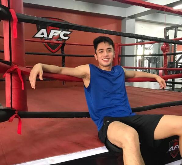 看点∣爆红网络的篮球筋肉小狼狗，笑容有毒肌肉力爆棚！ - 51虹马