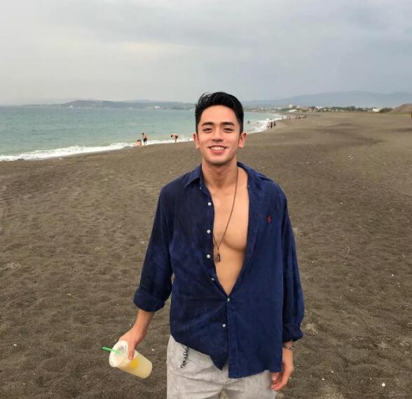 看点∣爆红网络的篮球筋肉小狼狗，笑容有毒肌肉力爆棚！ - 51虹马