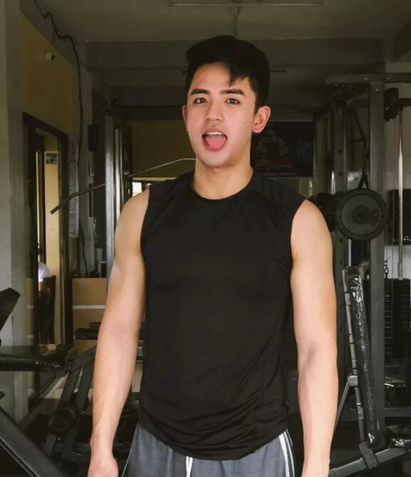 看点∣爆红网络的篮球筋肉小狼狗,笑容有毒肌肉力爆棚! - 51虹马 看点∣爆红网络的篮球筋肉小狼狗,笑容有毒肌肉力爆棚! - 51虹马