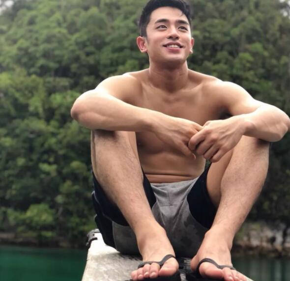 看点∣爆红网络的篮球筋肉小狼狗，笑容有毒肌肉力爆棚！ - 51虹马