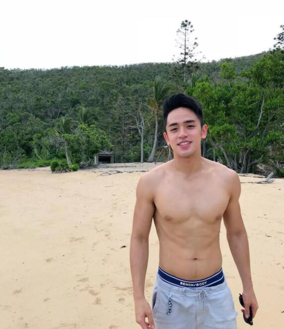 看点∣爆红网络的篮球筋肉小狼狗，笑容有毒肌肉力爆棚！ - 51虹马