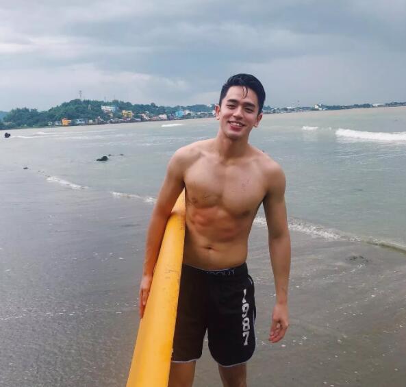 看点∣爆红网络的篮球筋肉小狼狗，笑容有毒肌肉力爆棚！ - 51虹马