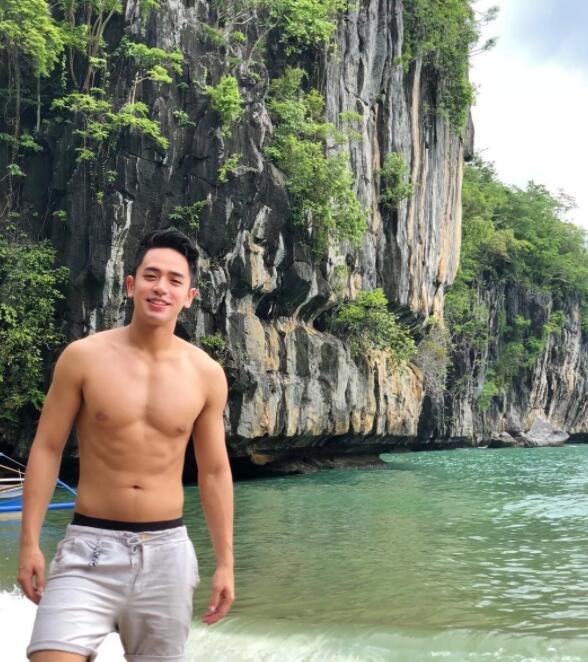 看点∣爆红网络的篮球筋肉小狼狗,笑容有毒肌肉力爆棚! - 51虹马 看点∣爆红网络的篮球筋肉小狼狗,笑容有毒肌肉力爆棚! - 51虹马