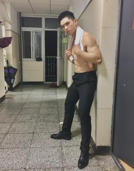 北体大筋肉小狼狗,摄影师写真男主,来感受一下他的实力! - 51虹马 北体大筋肉小狼狗,摄影师写真男主,来感受一下他的实力! - 51虹马