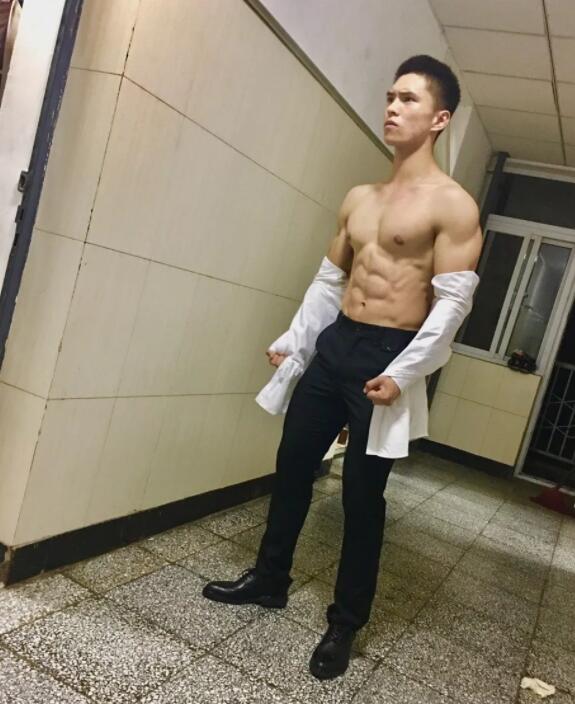 北体大筋肉小狼狗，摄影师写真男主，来感受一下他的实力！ - 51虹马