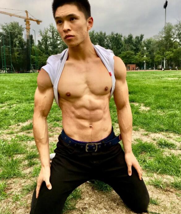 北体大筋肉小狼狗，摄影师写真男主，来感受一下他的实力！ - 51虹马