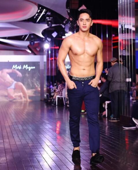 看点∣爆红网络的篮球筋肉小狼狗,笑容有毒肌肉力爆棚! - 51虹马 看点∣爆红网络的篮球筋肉小狼狗,笑容有毒肌肉力爆棚! - 51虹马