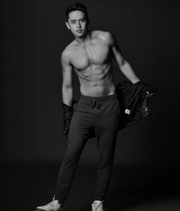 看点∣爆红网络的篮球筋肉小狼狗,笑容有毒肌肉力爆棚! - 51虹马 看点∣爆红网络的篮球筋肉小狼狗,笑容有毒肌肉力爆棚! - 51虹马