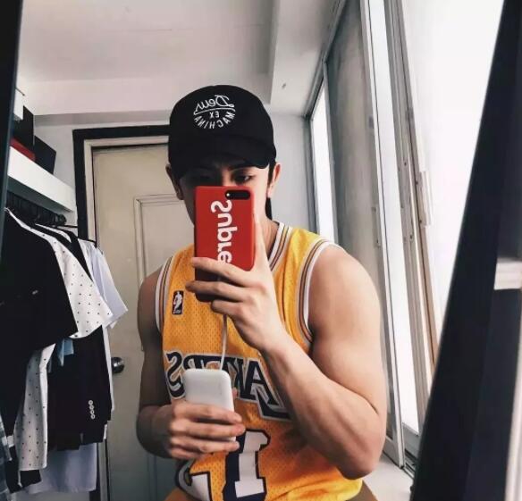 看点∣爆红网络的篮球筋肉小狼狗,笑容有毒肌肉力爆棚! - 51虹马 看点∣爆红网络的篮球筋肉小狼狗,笑容有毒肌肉力爆棚! - 51虹马