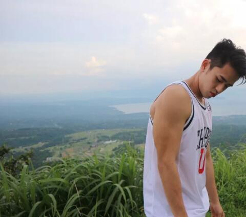 看点∣爆红网络的篮球筋肉小狼狗，笑容有毒肌肉力爆棚！ - 51虹马