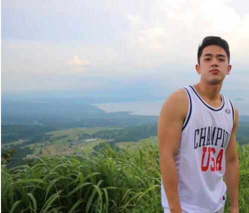 看点∣爆红网络的篮球筋肉小狼狗,笑容有毒肌肉力爆棚! - 51虹马 看点∣爆红网络的篮球筋肉小狼狗,笑容有毒肌肉力爆棚! - 51虹马