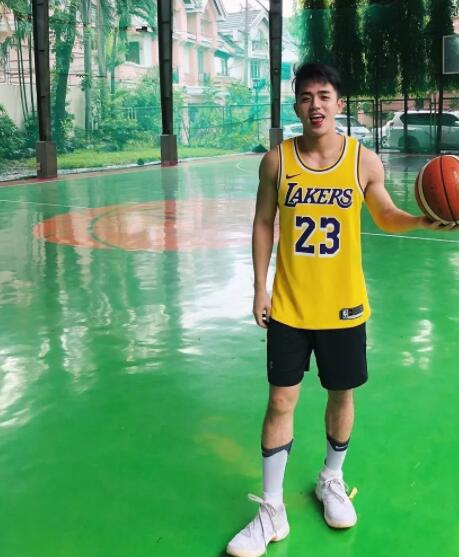 看点∣爆红网络的篮球筋肉小狼狗，笑容有毒肌肉力爆棚！ - 51虹马