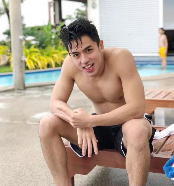 看点∣爆红网络的篮球筋肉小狼狗,笑容有毒肌肉力爆棚! - 51虹马 看点∣爆红网络的篮球筋肉小狼狗,笑容有毒肌肉力爆棚! - 51虹马