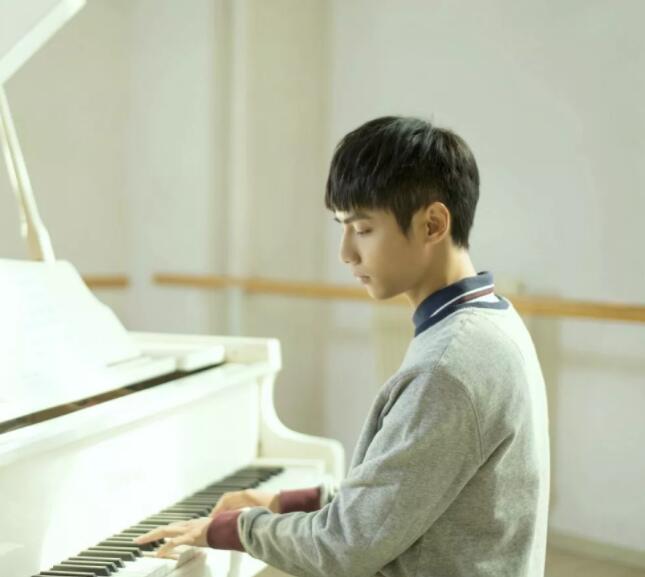 帅哥∣国民初恋俊美校草，鲜味十足又温润如玉的润玉公子！－－罗云熙 - 51虹马