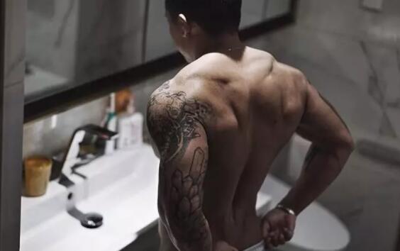 上海美黑店主青筋暴突，翘臀大包把持不住！ - 51虹马